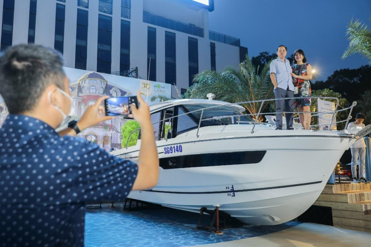 Du thuyền là một trong những tiểu cảnh thu hút nhiều nhà đầu tư đến tham quan, chụp ảnh. Đại diện Novaland cho biết, bến du thuyền là một trong những tiện ích mang đến trải nghiệm sống cao cấp, khác biệt cho khách hàng tại các dự án đã và đang phát triển như The Grand Sentosa (TP HCM), Aqua City (Đồng Nai), NovaWorld Phan Thiet (Bình Thuận), NovaWorld Ho Tram (Bà Rịa - Vũng Tàu)…